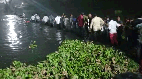 ‘कुछ ने पुल हिलाया, मैंने शिकायत की, अधिकारी टिकट बेचने में लगे थे… तभी गिर गया ब्रिज’