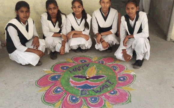 छात्राओ ने रंगौली बनाकर दीपवली मनायी