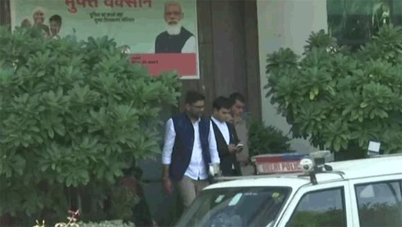 आप गुजरात प्रमुख गोपाल इटालिया को दिल्ली में एनसीडब्ल्यू कार्यालय से हड़कंप के बाद हिरासत में लिया गया
