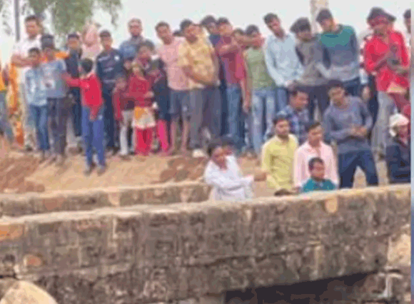 गुजरात के बाद UP में हादसा, छठ पूजा के दौरान ढहा पुल; नदी में गिरे 12 से ज्यादा लोग