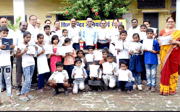 मानव कल्याण मंच निर्धन व जरूरतमंद छात्र छात्राओं को यूनिफॉर्म का किया वितरण