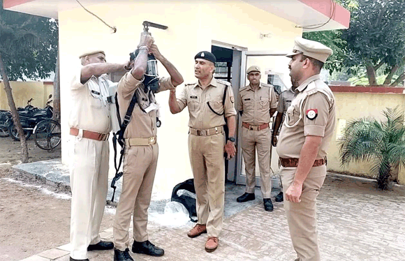 दीपावली के पर्व को लेकर देवबंद स्थित फायर स्टेशन का फायर ब्रिगेड के सी ओ द्वारा किया गया आकस्मिक निरीक्षण