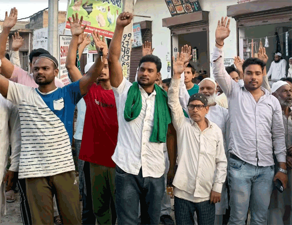 विद्युत ट्रांसफार्मर ऊंचा रखवाने को किया प्रदर्शन