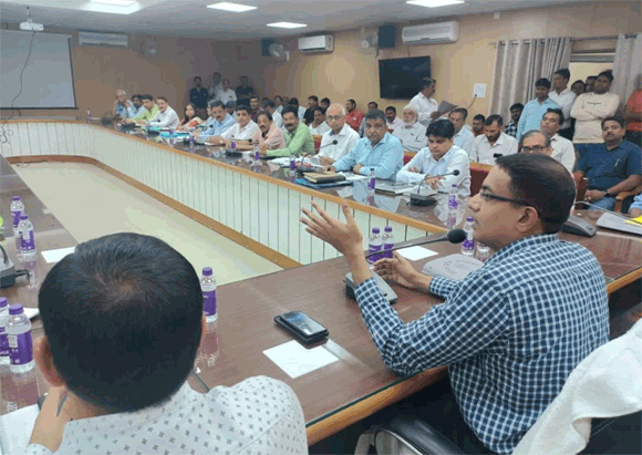 हिण्डन को किया जायेगा प्रदूषण मुक्त, लापरवाही करने वालों के विरूद्ध होगी कडी कार्यवाही – मण्डलायुक्त