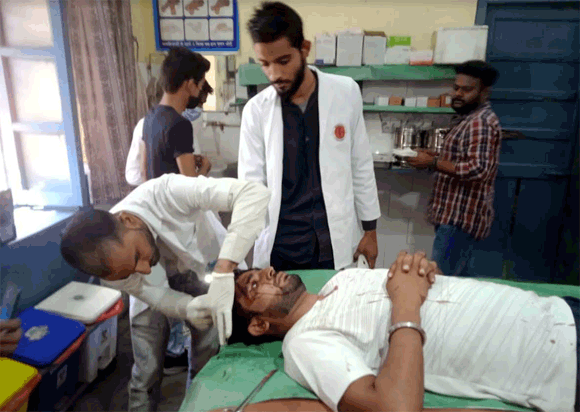देवबंद रेलवे स्टेशन पर युवकों के दो गुटों में पत्थरबाजी, महिला यात्री सहित दो घायल