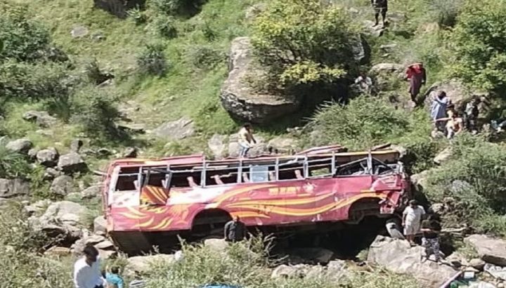 उत्तराखंड के पौड़ी में 45 से 50 लोगों से भरी बस खाई में गिरी, अब तक 8 की मौत