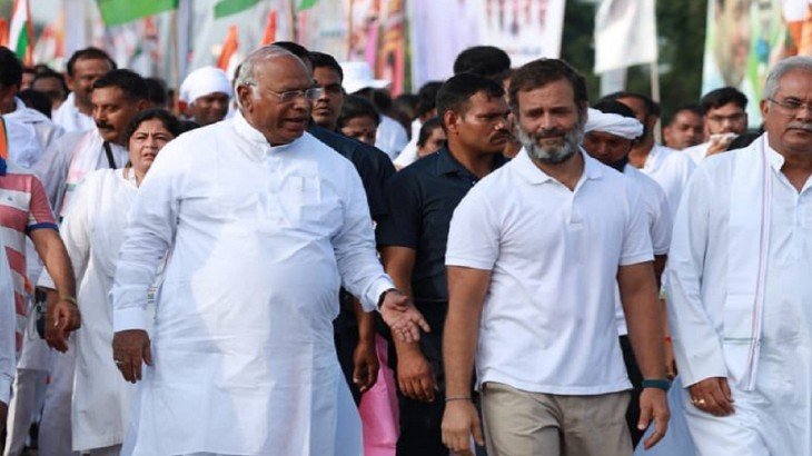 24 साल बाद गैर गांधी के हाथ में कांग्रेस, खड़गे संभालेंगे पद