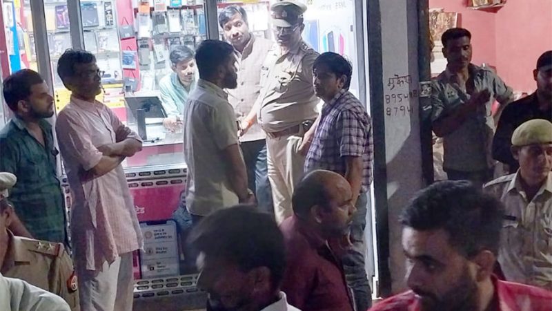 नकुड़ में दुकानदार को गन पॉइंट पर लेकर तीन मोबाइल लूटे