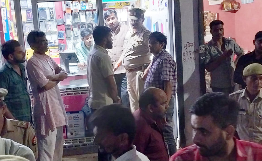 नकुड़ में दुकानदार को गन पॉइंट पर लेकर तीन मोबाइल लूटे