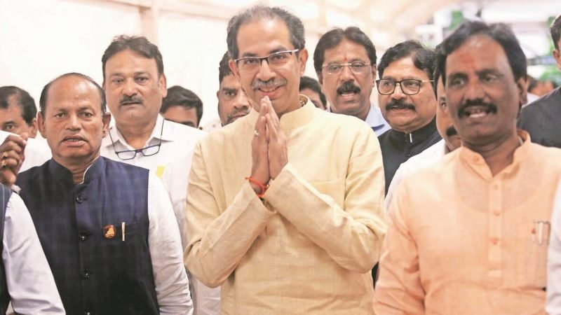 उद्धव का सेना खेमा मुश्किल में है क्योंकि बीएमसी ने अभी तक रुतुजा लटके का इस्तीफा स्वीकार नहीं किया है