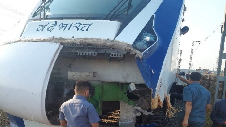 वंदे भारत एक्सप्रेस फिर हादसे का शिकार, गाय के टकराने से क्षतिग्रस्त हुई ट्रेन