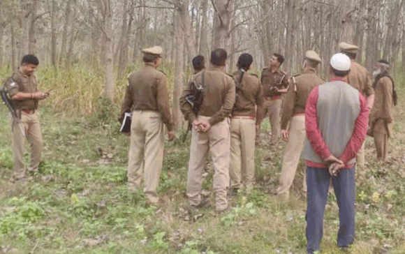 पेड़ से लटका मिला युवक का शव, फैली सनसनी