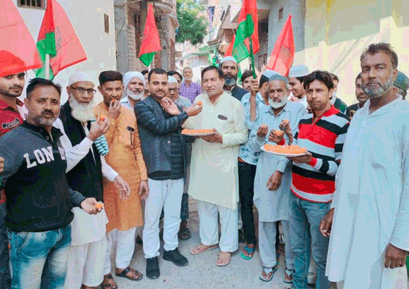 अब्दुल वाहिद के जिलाध्यक्ष बनने पर सपाइयों ने बांटी मिठाई
