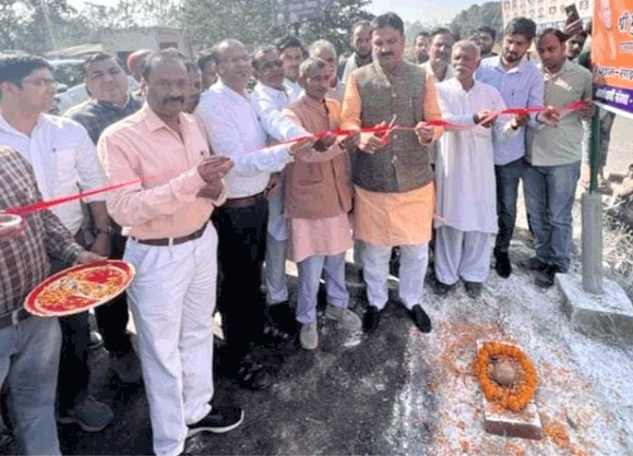 विधायक ने किया सड़क के नवीनीकरण कार्य का शुभारम्भ