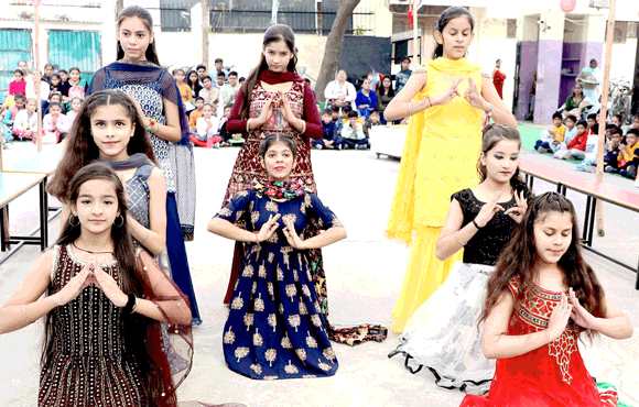 बाल दिवस पर आयोजित प्रतियोगिताओं में बच्चों ने दिखाई प्रतिभा