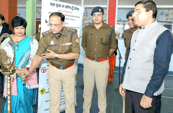 दिल्ली पब्लिक स्कूल में बच्चों को किया यातायात व साइबर क्राइम के प्रति जागरुक