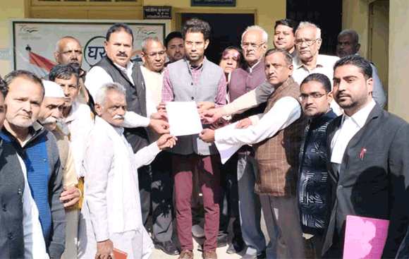 गन्ना मूल्य वृद्धि को लेकर एसडीएम को सौंपा ज्ञापन