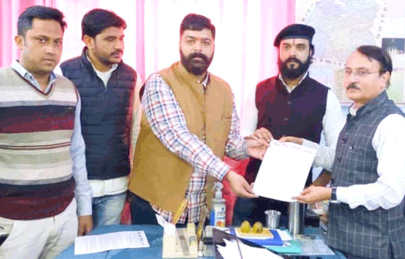 पशु वधशाला में अवैध कटान के विरोध में प्रदूषण नियंत्रण अधिकारी को सौंपा ज्ञापन