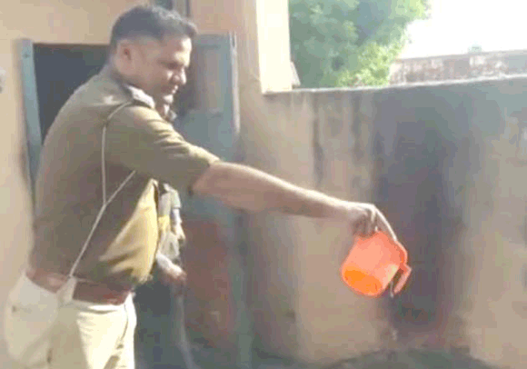 घरेलू गैस सिलेंडर में आग लगने से मची अफरा-तफरी