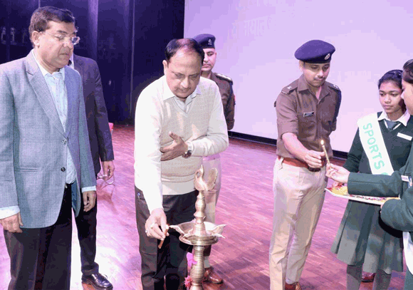पाइनवुड स्कूल में बच्चों को यातायात के नियमों व साइबर क्राइम व नशे के प्रति किया गया जागरूक