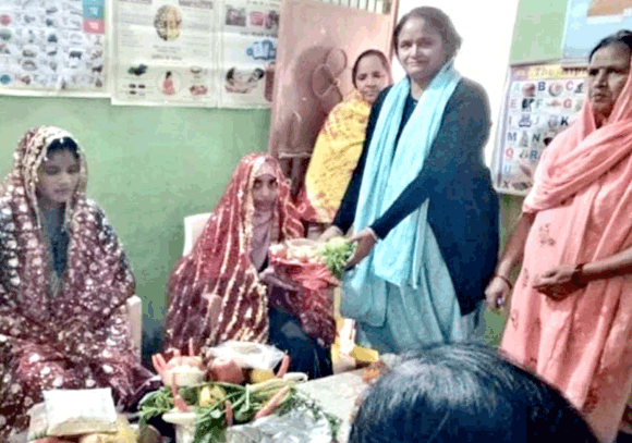 आंगनवाड़ी केंद्र में गरीब महिलाओं की कराई गोद भराई