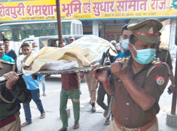पुलिसकर्मियों ने कराया गरीब व्यक्ति का अंतिम संस्कार