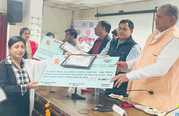 शत-प्रतिशत लक्ष्य हासिल करने पर अध्यापकों को किया सम्मानित