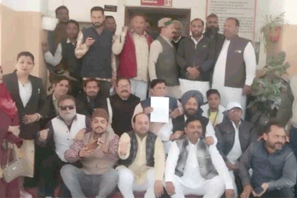 उर्वरकों की कमी के खिलाफ जिला मुख्यालय पर गरजे कांग्रेसजन, सौंपा ज्ञापन