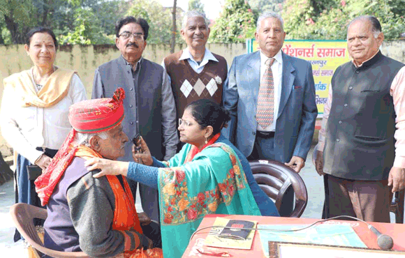शिविर में की वरिष्ठ नागरिकों की आंखों की जांच