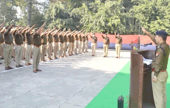 एसएसपी ने पुलिसकर्मियों को दिलाई सविधान की शपथ