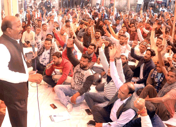 मांगों के समर्थन में कार्य बहिष्कार कर विद्युत कर्मियों ने निकाला मशाल जुलूस