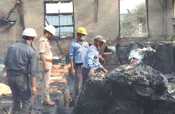 पेपर मिल में आग लगने से एक कर्मचारी की मौत, करोड़ों का सामान जलकर राख