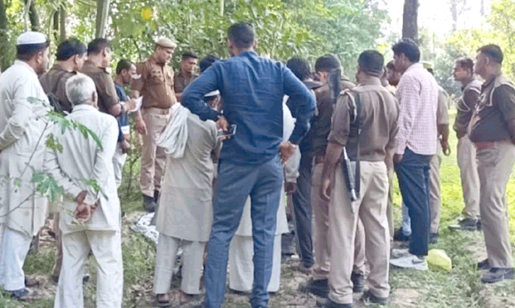 पेड़ से लटका मिला युवक का शव, फैली सनसनी