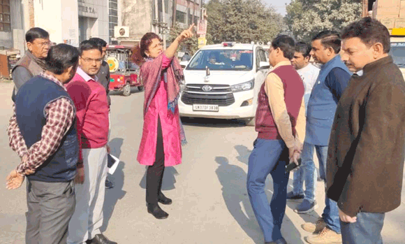 जहां डलता है कूड़ा, वहां बनेंगे सेल्फी प्वाइंट, शहर के १५ अस्थायी कूड़ाघरों का नगरायुक्त ने किया निरीक्षण