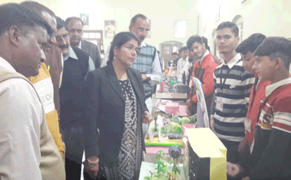 सिविल जज ने छात्र-छात्राओं को दी विभिन्न कानूनों की जानकारी