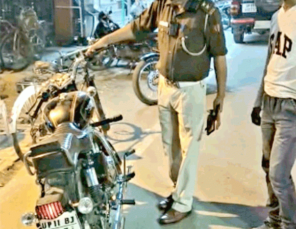 यातायात पुलिस ने काटा बुलेट बाइक का चालान