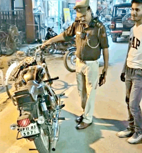 यातायात पुलिस ने काटा बुलेट बाइक का चालान