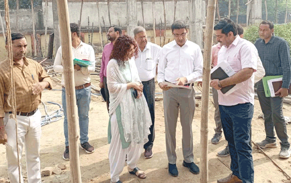 मंडलायुक्त ने किया स्टेडियम की स्मार्ट सिटी परियोजनाओं का निरीक्षण
