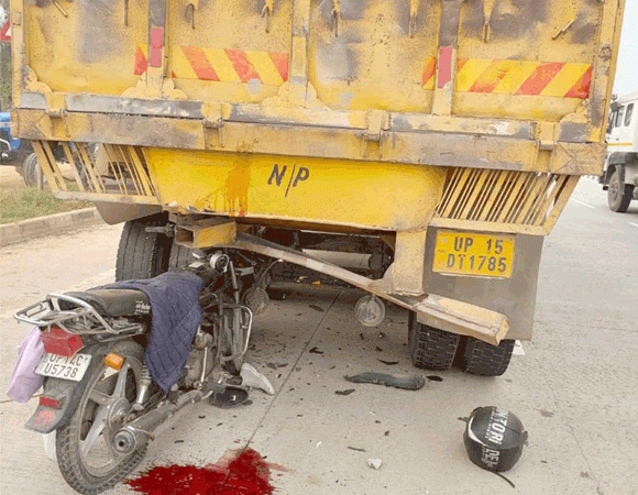 ट्रक में घुसी बाइक, दो युवकों की मौत