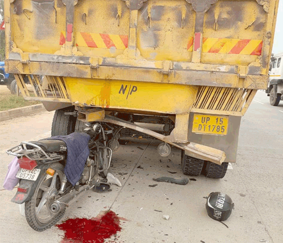 ट्रक में घुसी बाइक, दो युवकों की मौत