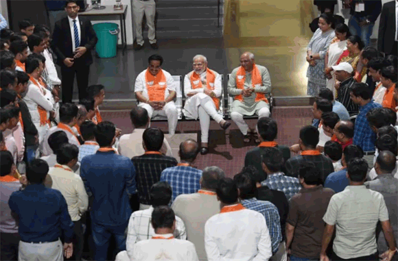 गुजरात: पीएम मोदी ने कार्यकर्ताओं को चौंकाया, अचानक पहुंचे पार्टी ऑफिस, खूब की बातचीत
