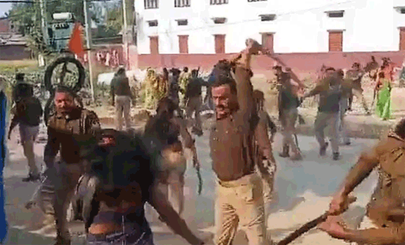 बर्बरता! महिला प्रदर्शनकारियों को UP पुलिस ने दौड़ाकर पीटा