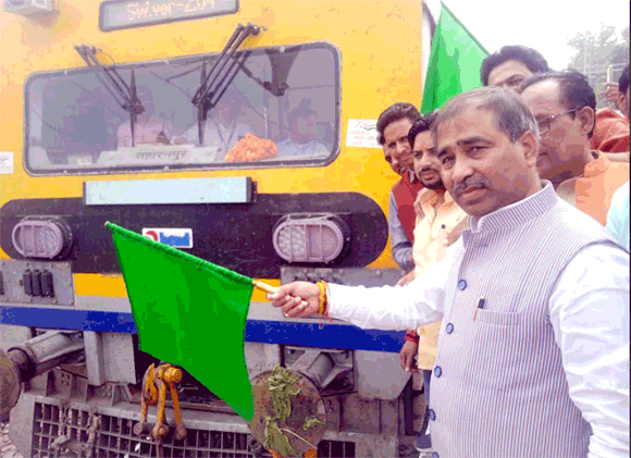 रेल मंत्री की घोषणा के बाद देवबंद स्टेशन पर रुकी दिल्ली-सहारनपुर सुपरफास्ट एक्सप्रेस
