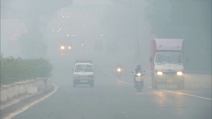 दिल्ली वालों पर कोहरे-प्रदूषण का डबल अटैक, AQI 400 के पार