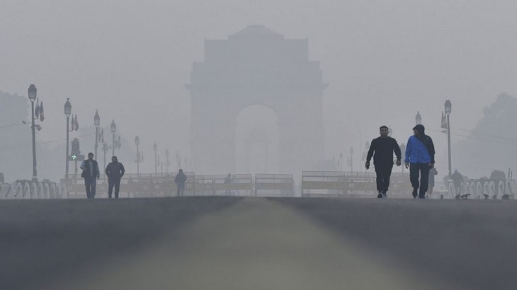 दिल्ली-NCR में दमघोंटू धुंध बढ़ा रही लोगों की परेशानी, AQI 400 के पार पहुंचा