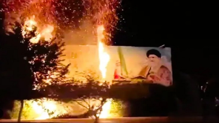 Iran में हिजाब विरोधी आंदोलन की आग खुमैनी के घर पहुंची, भीड़ ने लगाई आग