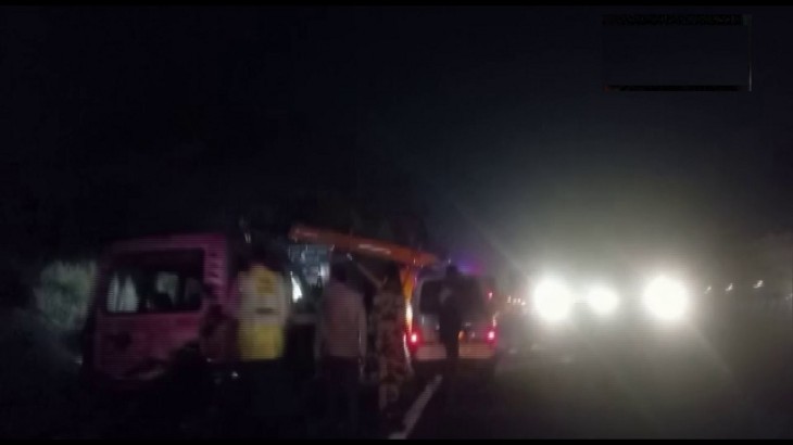 मुंबई-पुणे एक्सप्रेसवे पर भीषण सड़क हादसा, दो कारों की टक्कर में 5 की मौत