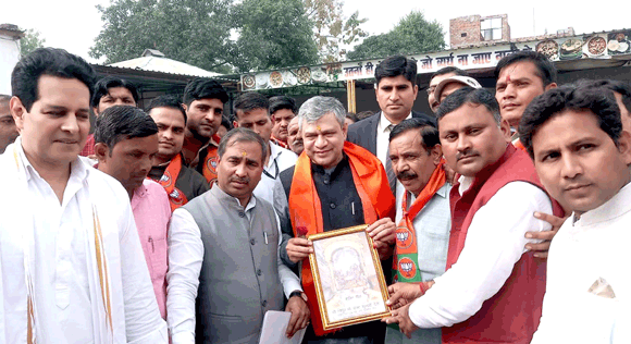 उ0 प्र0 जनकल्याण मंच रेल मंत्री को माॅ बाला सुन्दरी देवी का चित्र भेंट कर किया स्वागत