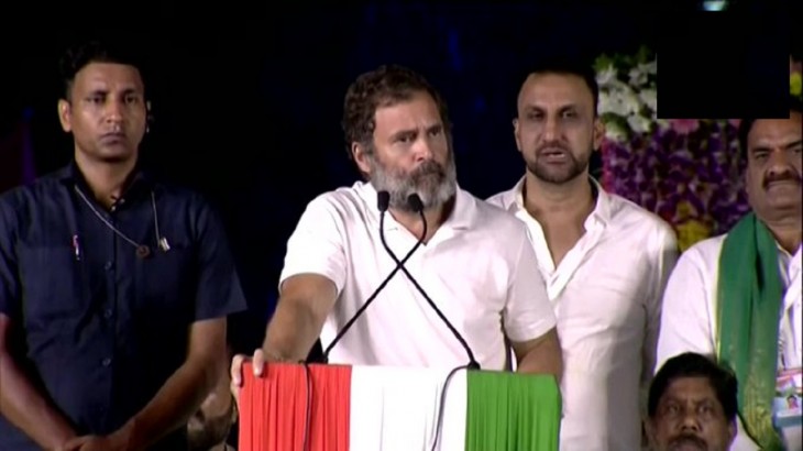 हैदराबाद: राहुल गांधी ने चार मीनार के सामने फहराया तिरंगा, TRS पर लगाए आरोप