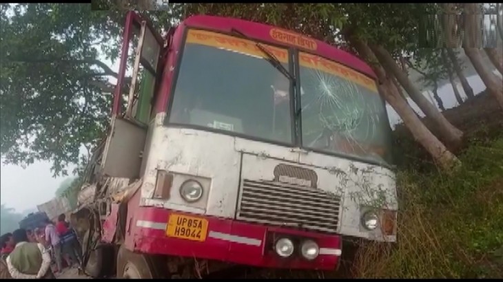 यूपीः बहराइच में ट्रक और बस की टक्कर, 6 लोगों की मौत और 15 घायल